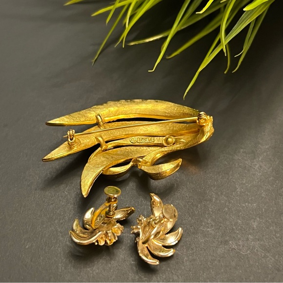 Vintage Signed H.S.K Ivory Stripe Enamel Gold Brooch and Earrings - Picture 5 of 10